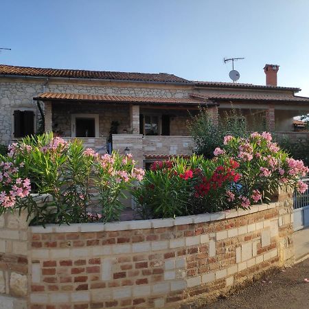 Apartmani Memic 100 M Do Plaze, Apartments Memic Only 100M From Beach Пореч Екстериор снимка