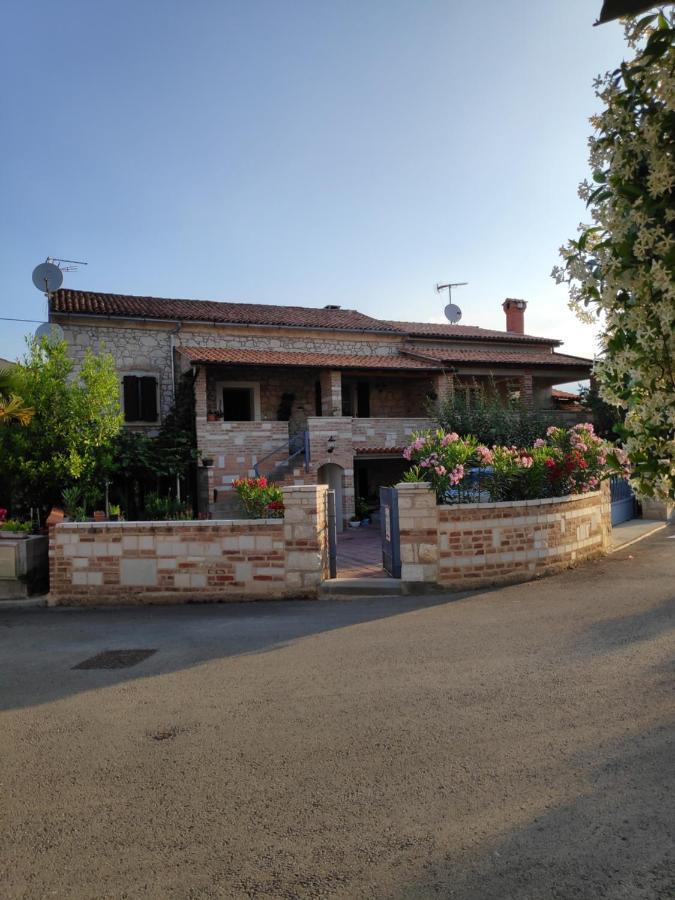 Apartmani Memic 100 M Do Plaze, Apartments Memic Only 100M From Beach Пореч Екстериор снимка