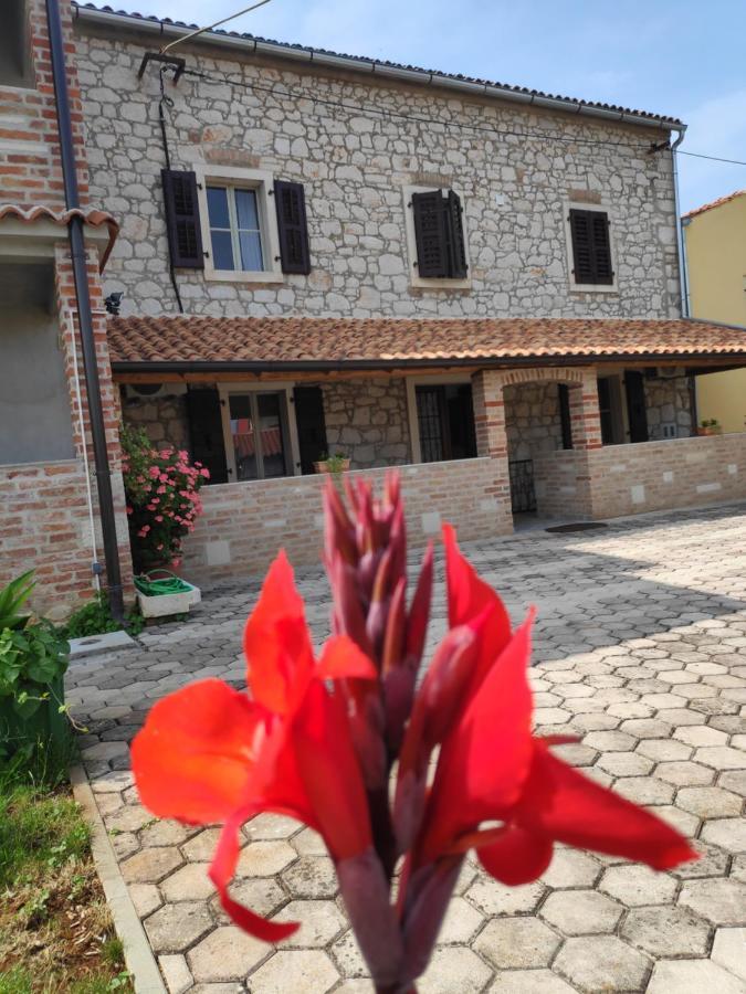 Apartmani Memic 100 M Do Plaze, Apartments Memic Only 100M From Beach Пореч Екстериор снимка