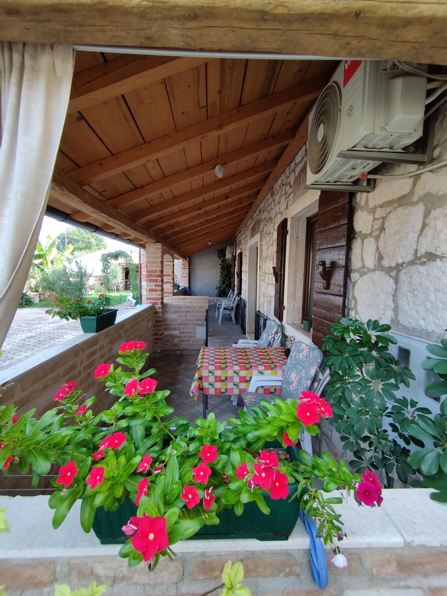 Apartmani Memic 100 M Do Plaze, Apartments Memic Only 100M From Beach Пореч Екстериор снимка